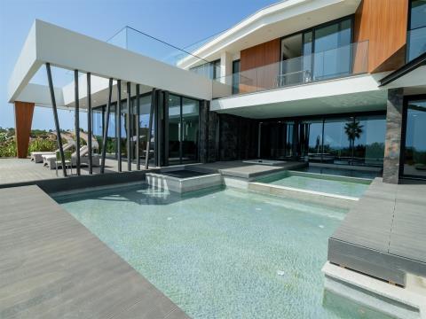 Spettacolare villa con 4 camere da letto con vista sul mare e sulle piscine