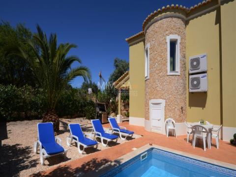 Villa independiente de 3 dormitorios con terraza y piscina en Aldeia do Carrasco