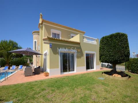 Independent 3 bedroom villa with terrace and swimming pool in Aldeia do Carrasco