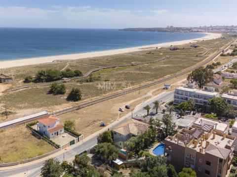 T5+2 house on the first line of Meia Praia