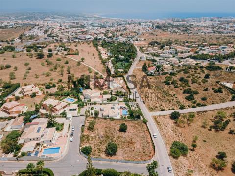 Build the house of your dreams on a large plot of land in the privileged Atalaia