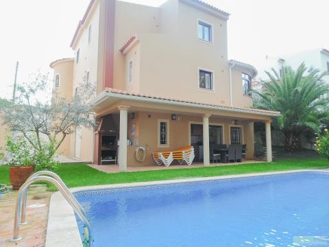 Villa de 4 dormitorios con piscina, jardín y garaje, centro de Lagos