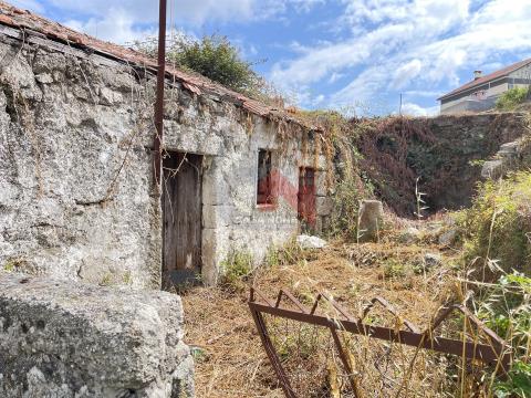 Moradia térrea em ruína com terreno com em Vilar de Torno