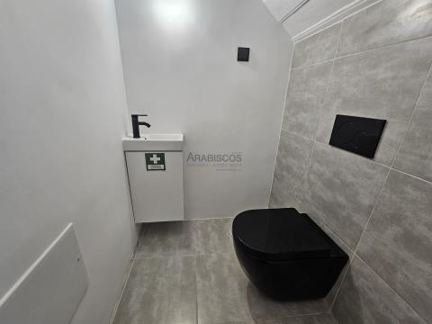 Moradia T4 - 2 pisos - remodelada - terreno - Portimão