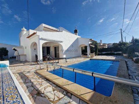 Villa traditionnelle de 5 chambres - piscine - jardin - garage - terrasse avec vue dégagée - Carvoei