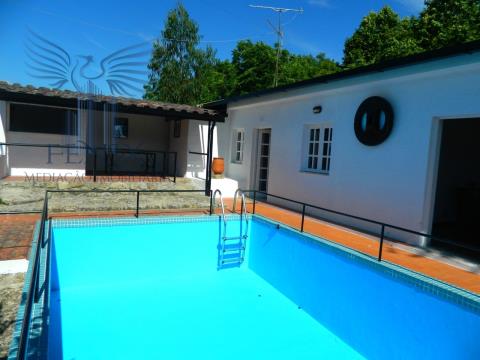 Duas moradias com piscina em Fafe-Arões