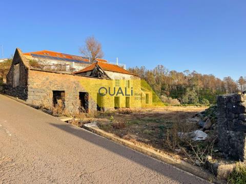 Terreno con 3 propiedades rústicas de piedra - Fajã de Ovelha - 160.000,00 €