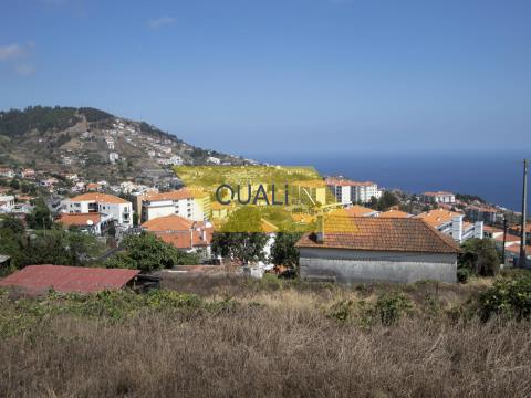 House in need of renovation with plot in Caniço - 640.000,00€