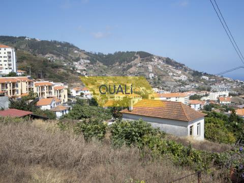 House in need of renovation with plot in Caniço - 640.000,00€