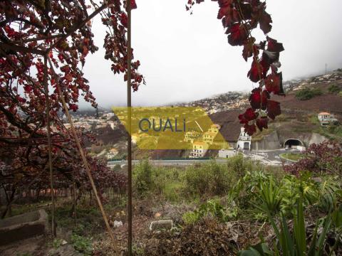 Rustikales Land mit 1798 Quadratmeter in Estreito Câmara de Lobos - € 159.500,00