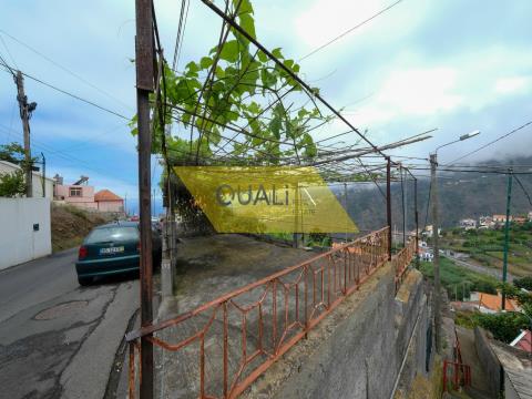 Terreno rustico di 900m2, con vista mare, a Ribeira Brava - Isola di Madeira - € 100.000,00