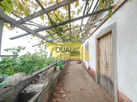 House in need of renovation with plot in Caniço, Santa Cruz - € 286.000,00