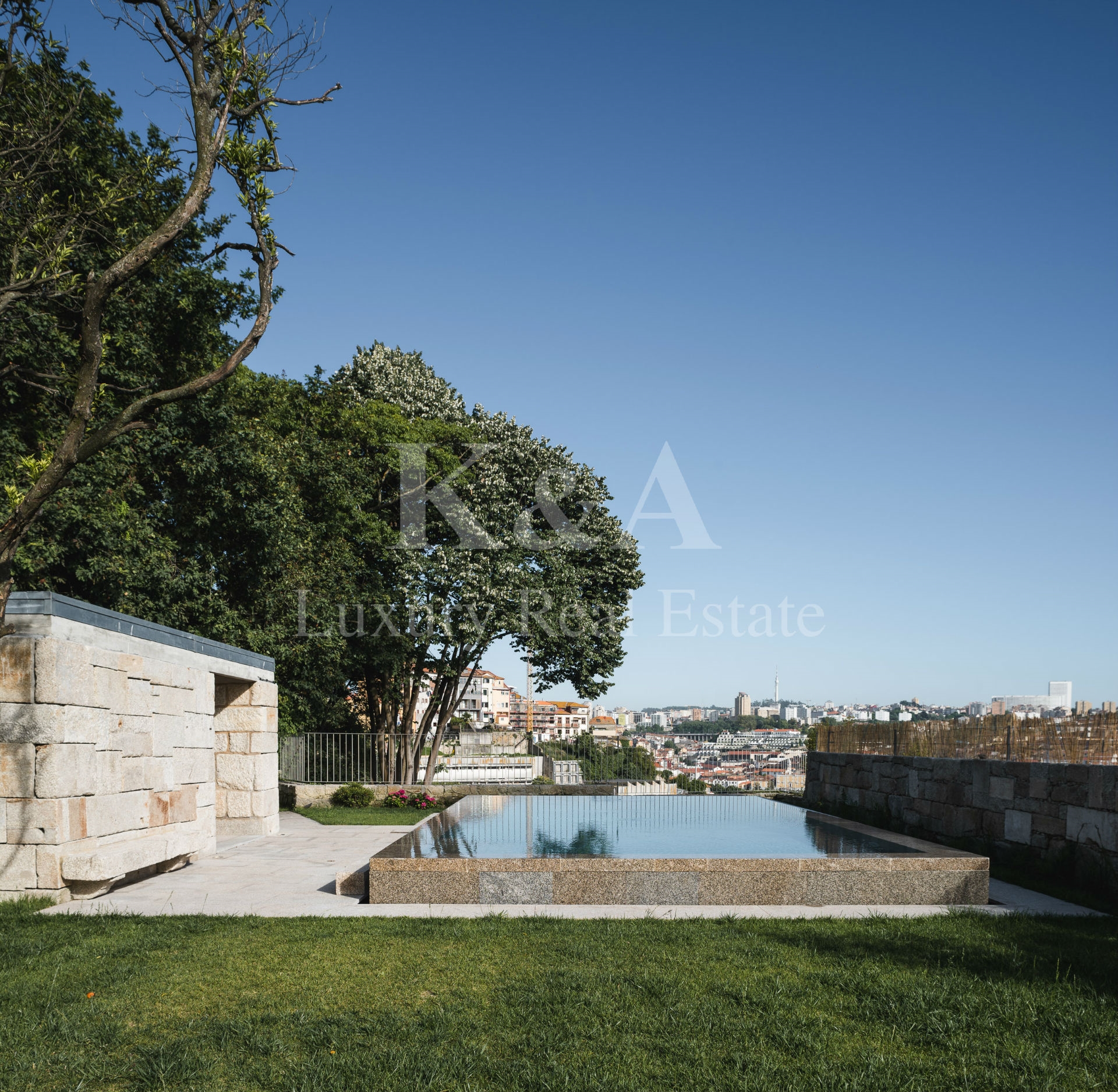  Duplex apartment with a pool and views over the Douro River in downtown Porto.