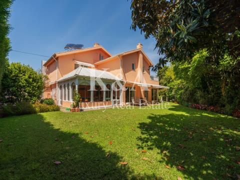 Luxuosa Moradia T5+2, em excelente estado de conservação
