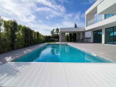 4 bedroom villa in Galé with contemporary architecture and elegant lines.