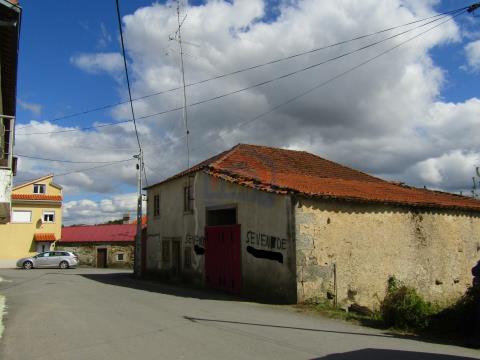 Moradia para restaurar com garagem e terreno, Malhadas, Miranda do Douro
