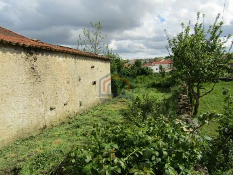 Moradia para restaurar com garagem e terreno, Malhadas, Miranda do Douro