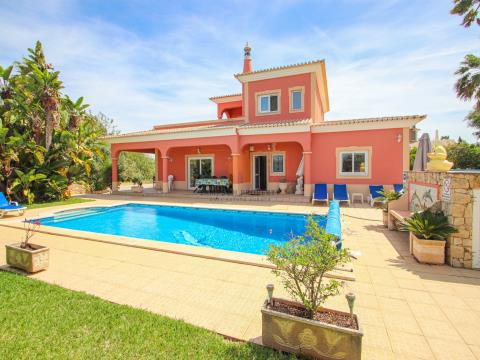 For sale, Spacious 3+1 bed villa in Carvoeiro