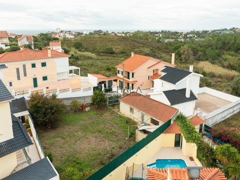 Terreno urbano em Estoril com projeto aprovado para construção de moradia T3