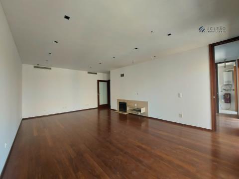 Apartamento T3 com 180 m2 no condomínio dos Choupos em Santo Tirso