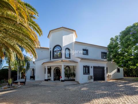 4 Bedroom Villa with Swimming Pool in one of the Largest Plots of the Vila Sol Urbanization