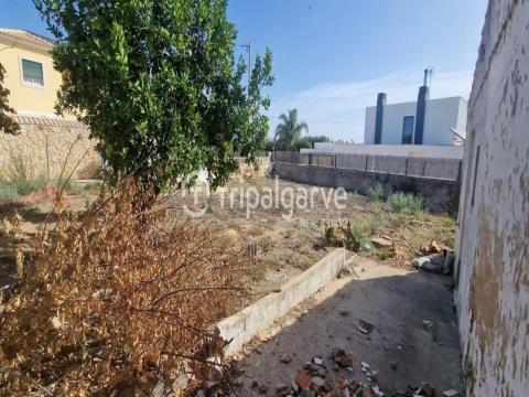 Urban land in Patã de Cima, with an approved project for a 3 bedroom villa and swimming pool.