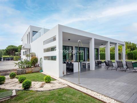 Contemporary 4 bedroom villa in Vila Sol, Portugal
