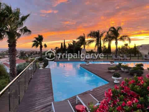 Villa de 4 chambres avec piscine, vue imprenable et proximité des plages et du golf à Albufeira.