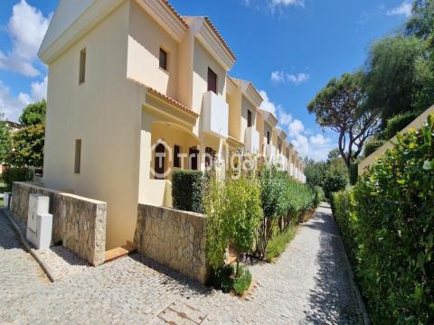 Villa de 2 + 1 chambres dans un condominium privé à Vila Sol