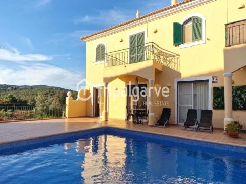3 bedroom villa in gated community with swimming pool in Boliqueime.