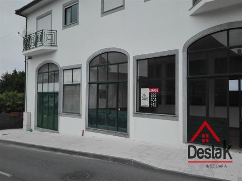 Shop for rent at the level of Rés do Chão, located in Oliveira de Frades.