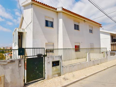 Andar de Moradia, t2, usado, constituído por 2 pisos e cave, localizado em Porto Salvo, Oeiras.