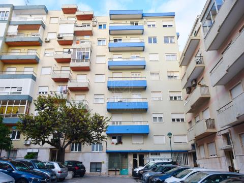 Apartamento T3 (convertido em T4), situado no 6º andar, com elevador, localizado em  Algés - Oeiras.