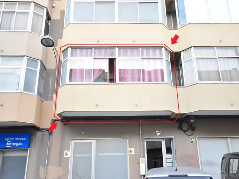Apartamento T2 para venda, com terraço e varandas, localizado em Mem Martins.