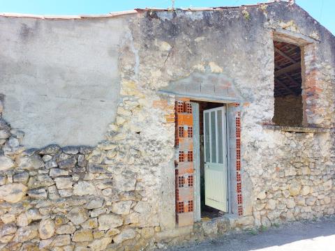 Moradia T4 para venda, situada na aldeia Carvalhal do Pombo, freguesia de Assentiz, em Torres Novas
