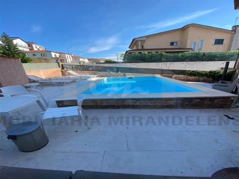 Bi-familiar para venda em Mirandela com piscina privativa