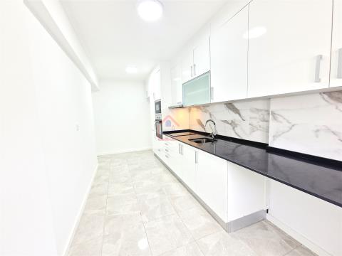 Apartamento T3 totalmente remodelado com Suíte e Arrecadação em Corroios-€267500