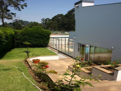 Moradia Luxuosa com grande jardim e piscina, bem localizada próxima do Centro