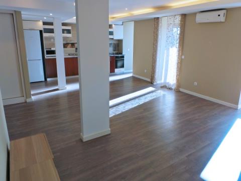 Apartamento T2 em zona central de Lisboa, todo renovado e com cozinha equipada.