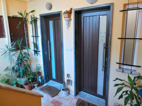 Floor of a 2 bedroom house in a cul-de-sac with garage, barbecue and excellent sun exposure
