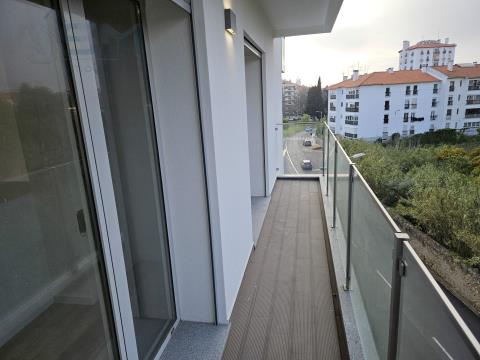 Apartamento para estrenar de 2 habitaciones con excelentes acabados, balcón y garaje para dos autos.