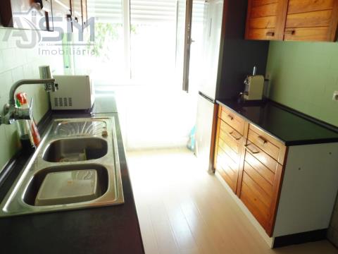 Apartamento T2 mobilado e com cozinha equipada, próximo às praias da linha de Cascais