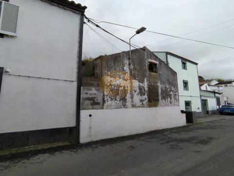 Moradia T2, para reconstrução total, sita na freguesia das Feteiras.