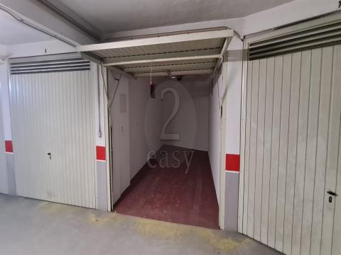 Garagem de 17m2 na Calçada da Rinchoa com portões automáticos