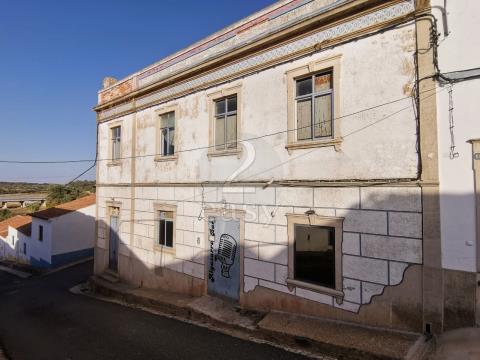 Commercial building with large terrace and backyard, recover, Alvalade, Santiago do Cacém