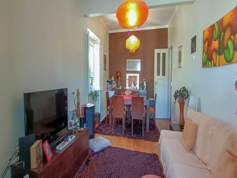 T2 lots of natural light, good condition and next to the Amadora train station