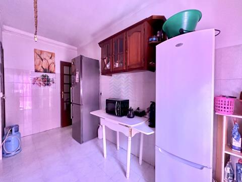 2 bedroom apartment, upper ground floor, with storage room and parking space, in Entroncamento