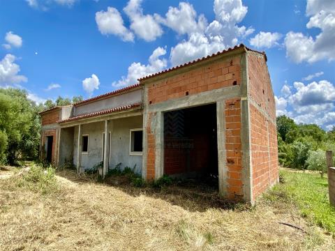 Terrain avec maison rustique T3 en construction Olaia, Torres Novas