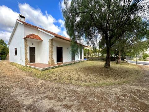 Single storey T3 house, inserted in a land with 1 960 m2, in Soudos, Torres Novas