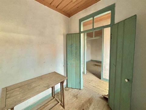 Maison de 3 chambres à rénover sur un terrain de 716 m2, Zibreira, Torres Novas